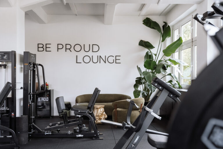 BEPROUD Gym Lounge mot Gerären und Sitzecke