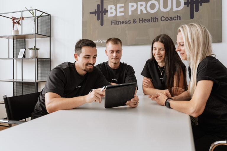 BEPROUD Team am Tisch